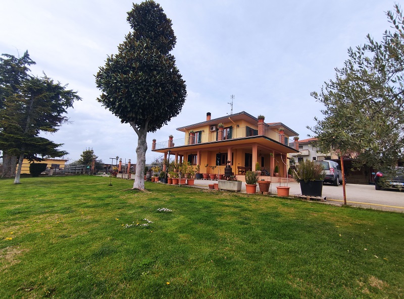 Villa con annesso terreno a Pagliare – R67