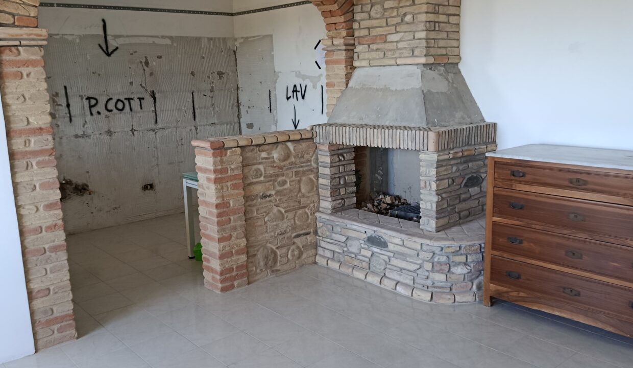 R27_casa_semi_indipendente_scerne_di_Pineto_soggiorno1 (2)