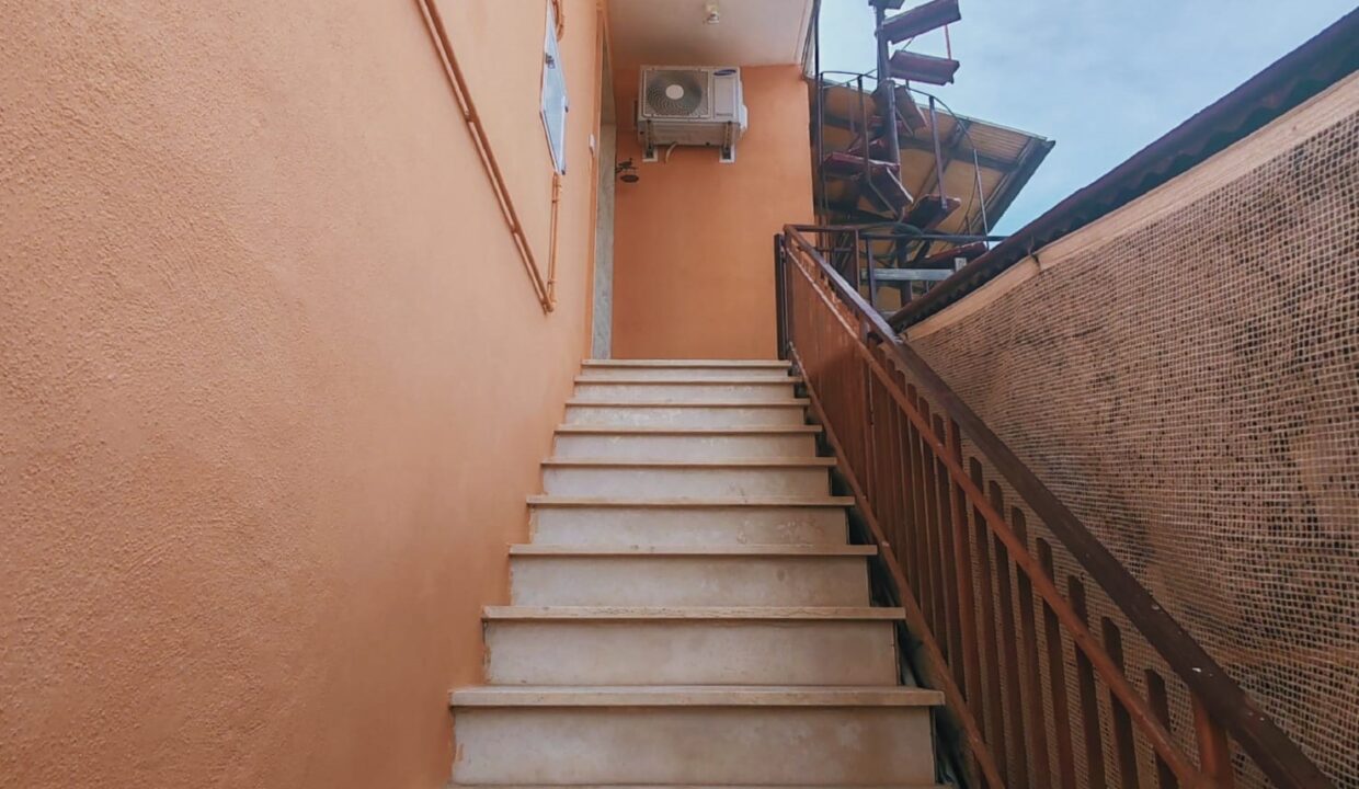 r28 scerne Pavone SCALA INGRESSO 1